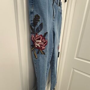 Talbots Simply Flattering 5 Pocket Ankle Jean w/embroidery. Size 10